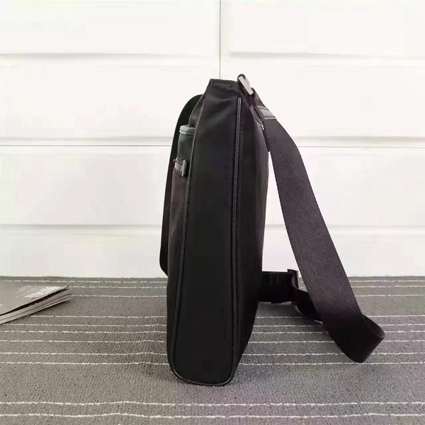 プラダバッグ背面デザイン